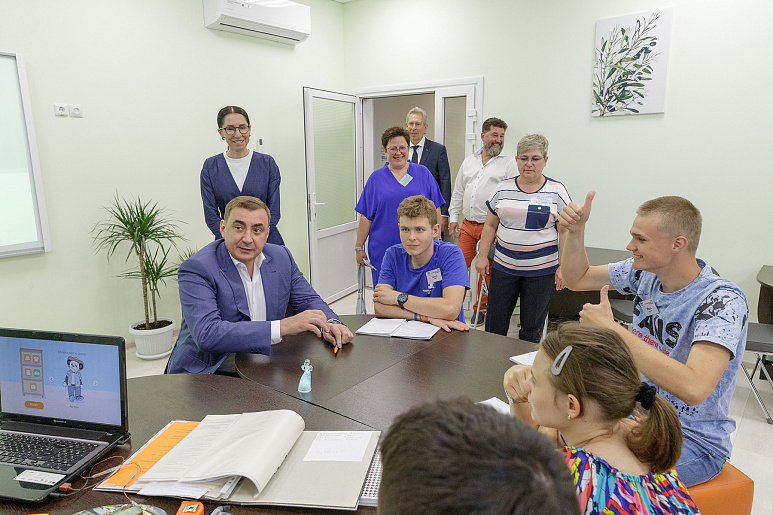 Алексей Дюмин посетил новый центр адаптации и социализации молодых инвалидов