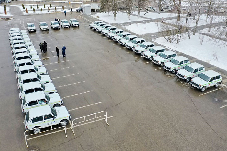 Алексей Дюмин передал автомобили медучреждениям Тульской области