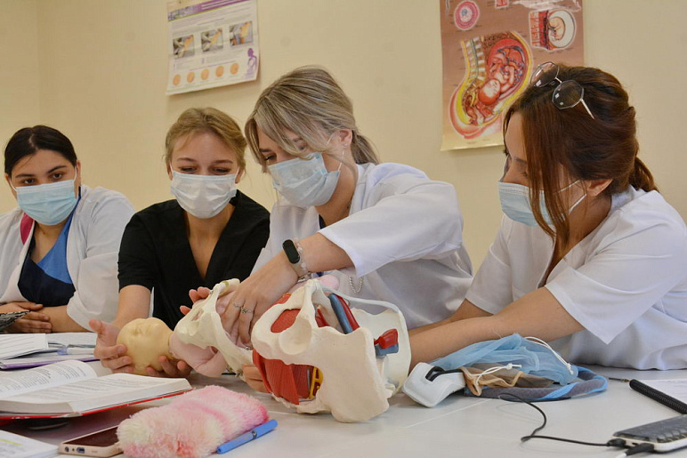 Тульские студенты-медики изучают акушерство и гинекологию в перинатальном центре