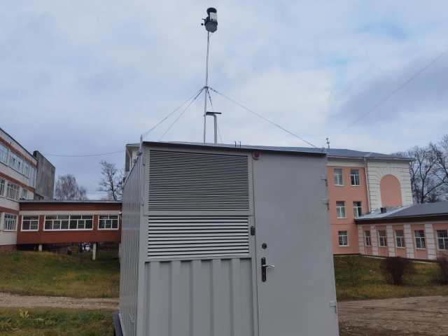 На территории города Алексина установлен пост мониторинга состояния атмосферного воздуха.